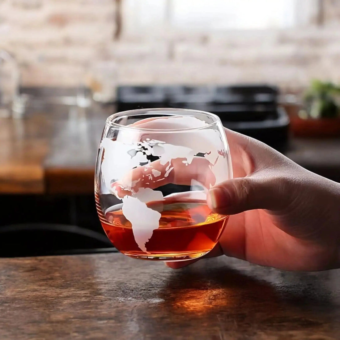 Best-Whiskey-Decanters-for-Stylish-Home-Bars-Unique-Gifts-That-Impress Geniogoods