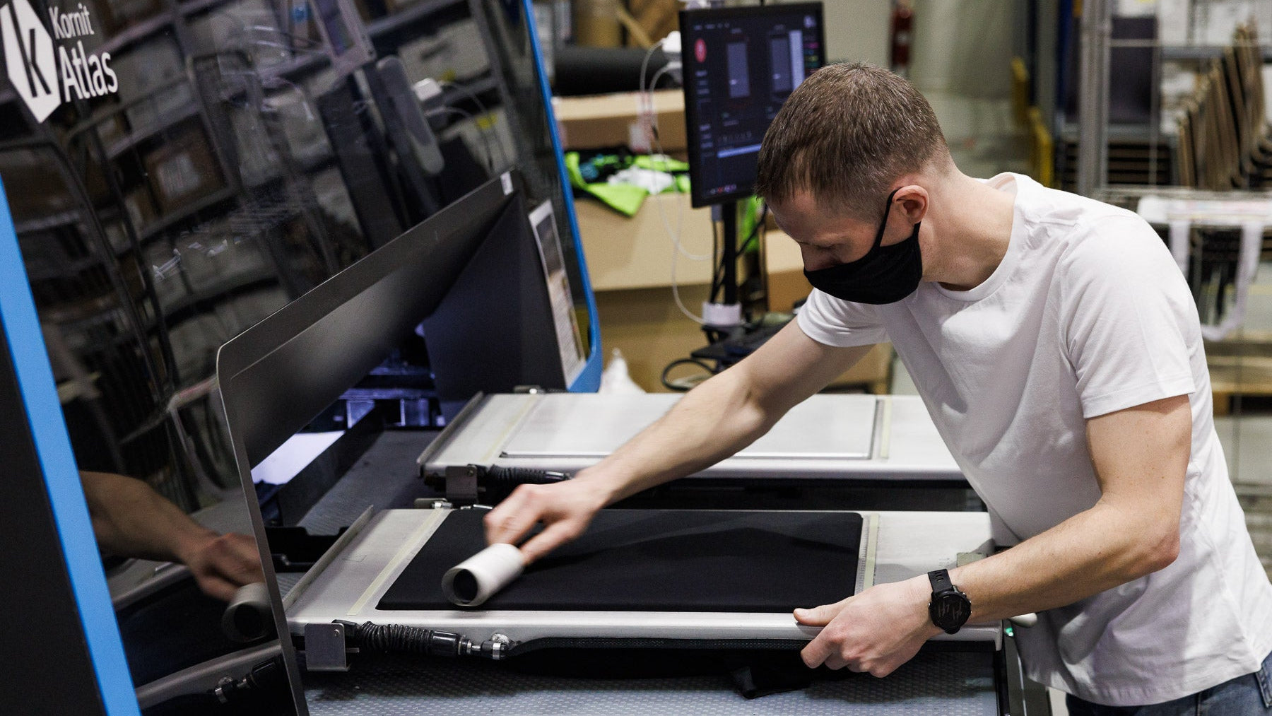 Charger la vidéo : Behind the scenes of how GenioGoods T-shirts, hoodies and sweatshirts are printed using DTG and eco-friendly packaging.