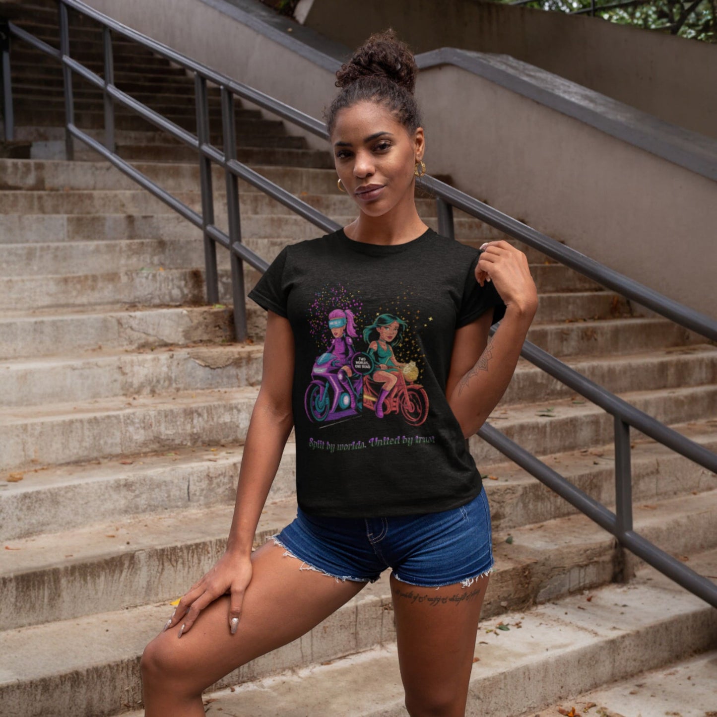 T-shirt « Deux mondes, un Bond » – Duo Ride Split Fiction