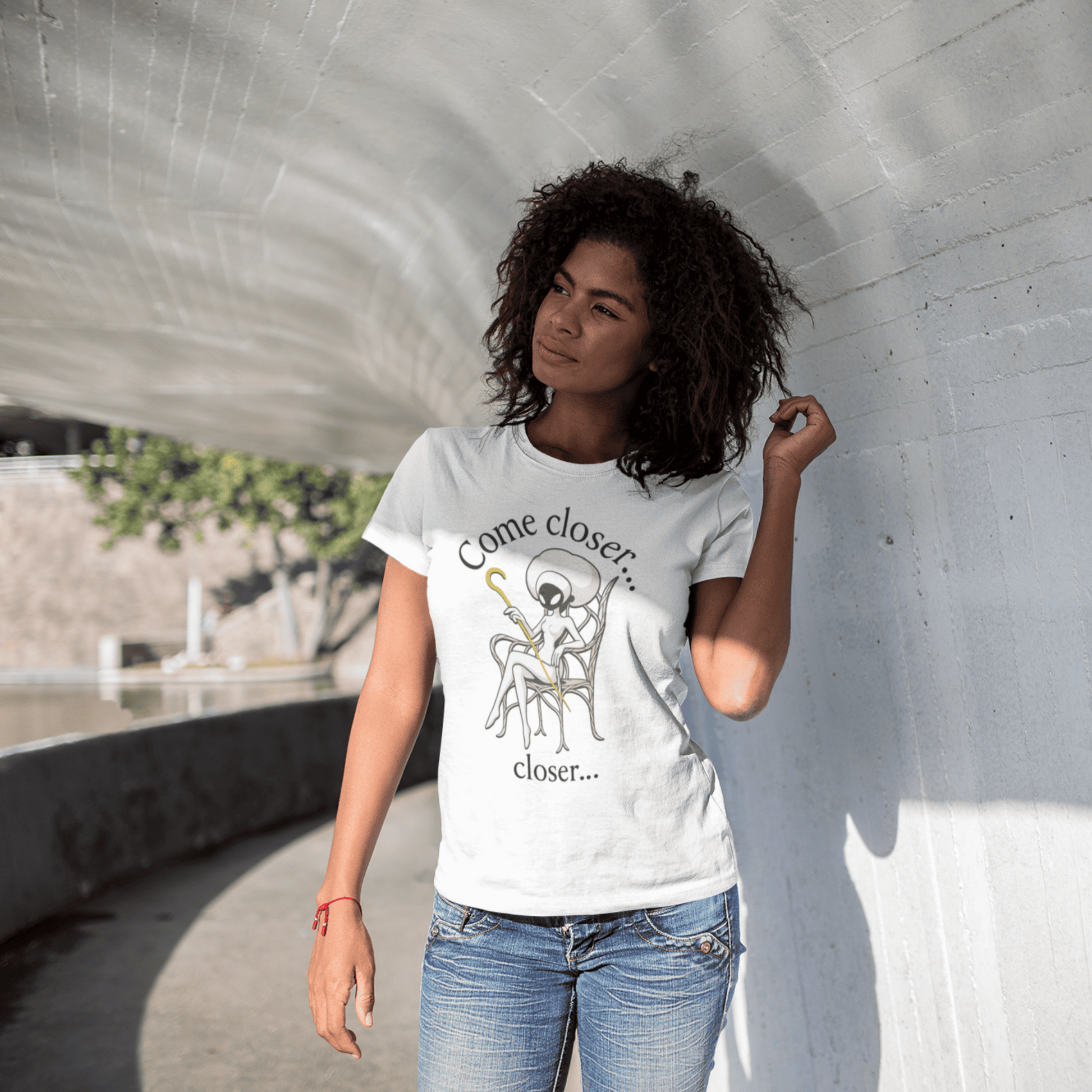 Come Closer T-Shirt – Dark Minimalist Fan Art Design – fan-made gamer merch by GenioGoods